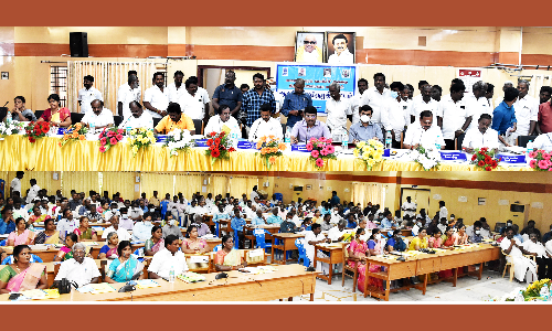 சுங்கச் சாவடிகளில் கட்டணம் வசூல் செய்வதை நிறுத்த வேண்டும்