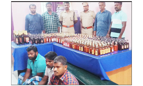 ஊத்தங்கரை அருகே   காரில் 300 மது பாட்டில்கள் கடத்திய  3 வாலிபர்கள் கைது