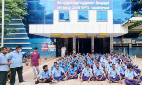 ராமநாதபுரம் அரசு ஆஸ்பத்திரியில் காவலாளிகள் திடீர் போராட்டம்