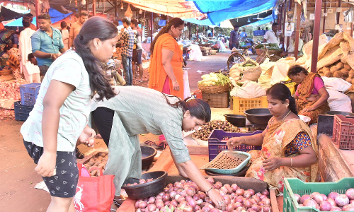 வ.உ.சி. பூங்கா மார்க்கெட்டில் காய்கறி விலை உயர்வு