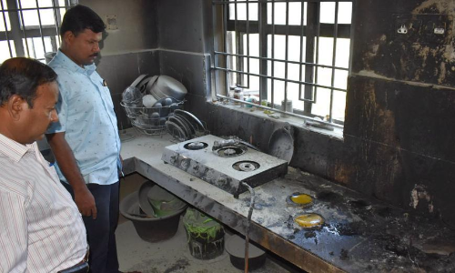 சிறை அதிகாரி குடும்பத்தினரை பெட்ரோல் ஊற்றி தீ வைத்து கொல்ல முயற்சி- மர்மகும்பல் தப்பி ஓட்டம்