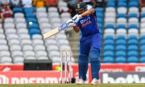 சர்வதேச டி20 கிரிக்கெட்டில் அதிக ரன்கள் - கப்திலை பின்னுக்கு தள்ளி முதலிடம் பிடித்த ரோகித் சர்மா