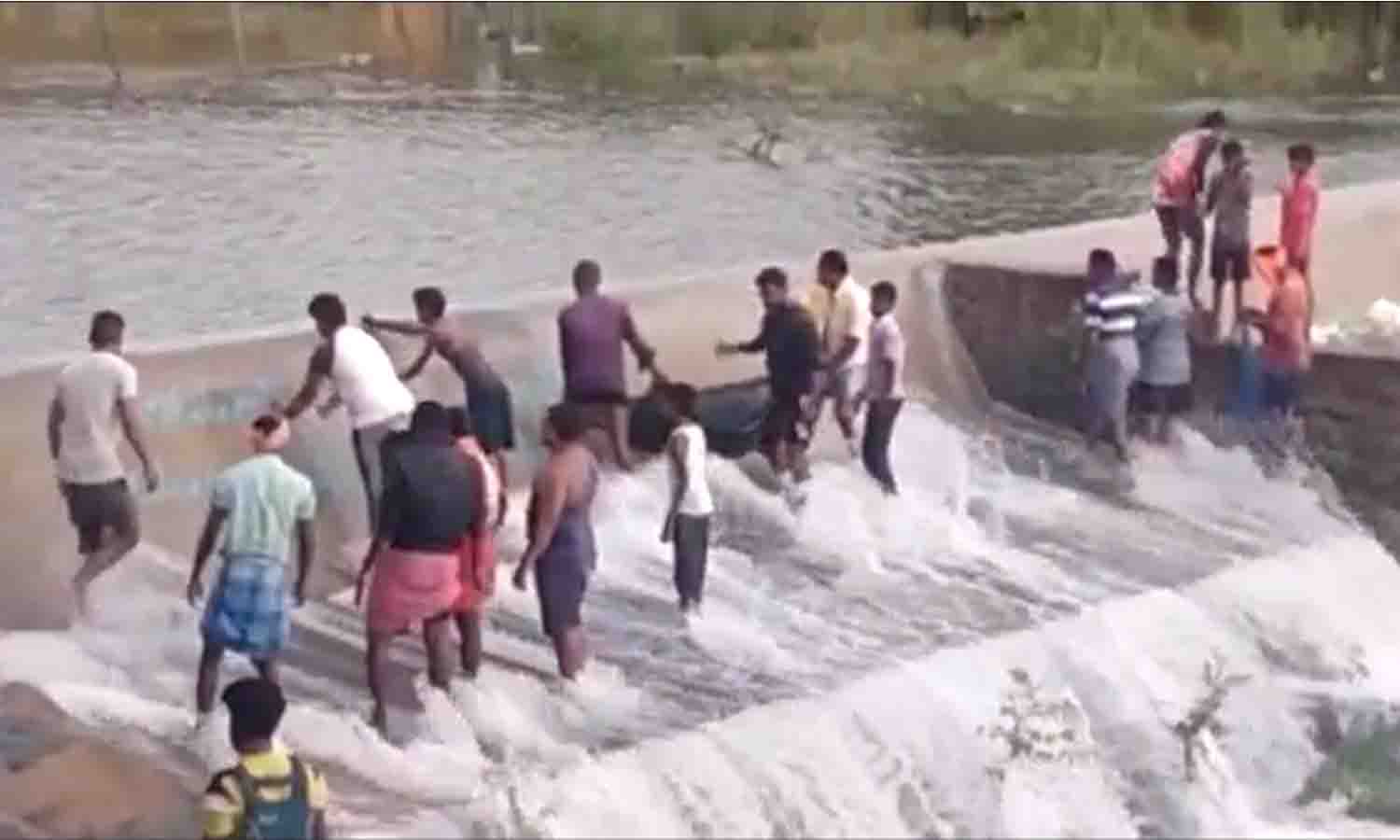 தொடர் மழையால் நிரம்பிய சூளகிரி சின்னார் அணை தொடர் மழையால் நிரம்பிய சூளகிரி சின்னார் அணை