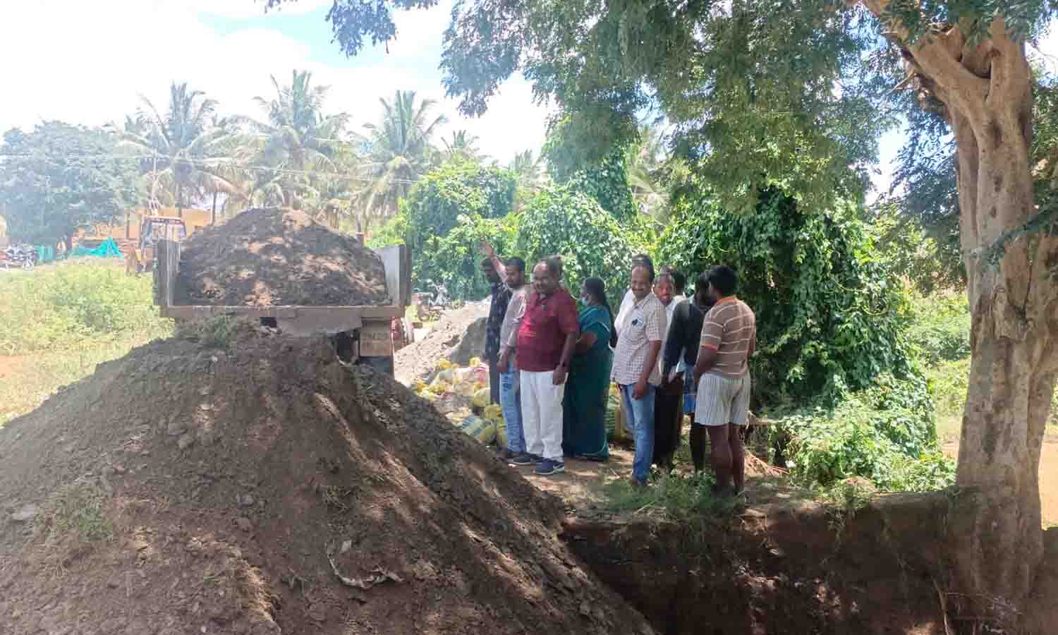 சூளகிரி அருகே கானலட்டியில் உள்ள அண்ணையப்பா ஏரிக்கரை உடைந்ததால் தடுப்பு சுவர் அமைப்பு சூளகிரி அருகே கானலட்டியில் உள்ள அண்ணையப்பா ஏரிக்கரை உடைந்ததால் தடுப்பு சுவர் அமைப்பு