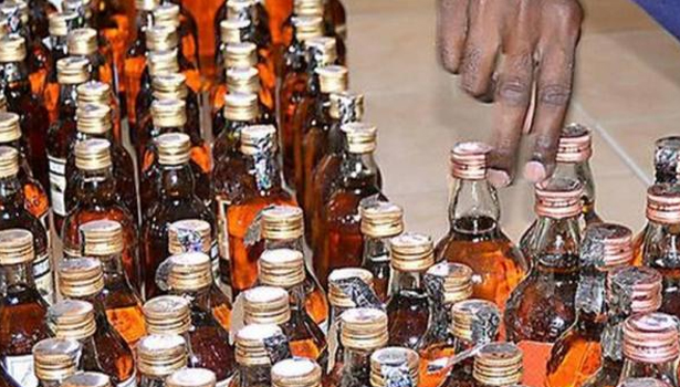 மது பதுக்கி விற்ற 3 பேர் கைது  247 மது பாட்டில்கள் பறிமுதல்