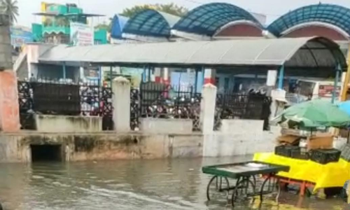 விடிய, விடிய பெய்த மழையால் வெள்ளக்காடாக மாறிய ஓசூர் பஸ் நிலையம்