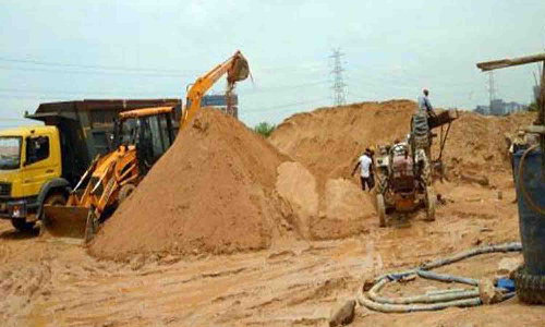 இரவு நேரத்தில் அமராவதி ஆற்றில் மணல் திருடும் கும்பல்