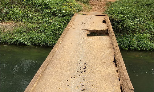 பொன்மனை அருகே சேதமான நிலையில் உள்ள இரும்பு பாலத்தை மாற்ற வேண்டும் - கிராம மக்கள் அரசுக்கு கோரிக்கை