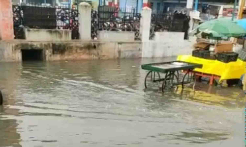 விடிய, விடிய பெய்த மழையால்  வெள்ளக்காடாக மாறிய ஓசூர் பஸ் நிலையம்