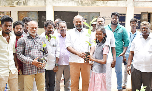 பள்ளி மாணவர்களுக்கு மரக்கன்றுகள் வழங்கல்