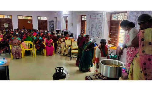 சூளகிரி அருகே அரசு பள்ளி மாணவர்களுக்கு  காலை உணவு வழங்குவது குறித்து சமையலர்களுக்கு பயிற்சி