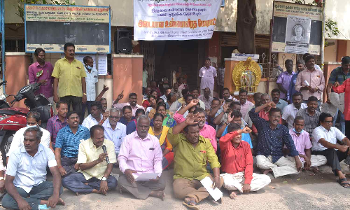 குடிசை மாற்று வாரிய ஊழியர்கள் உண்ணாவிரதம்