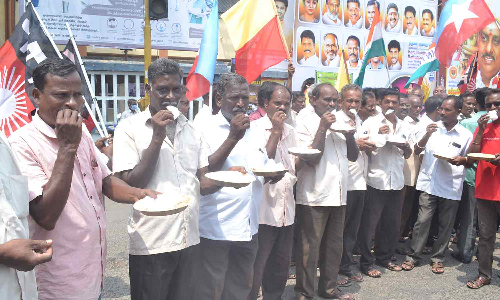 அனைத்து தொழிற்சங்கத்தினர் நூதன போராட்டம்