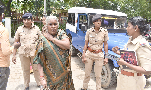 கலெக்டர் அலுவலகத்தில் தீக்குளிக்க முயன்ற மூதாட்டி-பரபரப்பு