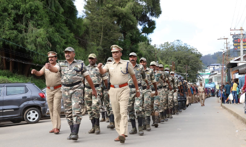 ஊட்டியில் விநாயகர் சதுர்த்தியையொட்டி போலீஸ் கொடி அணிவகுப்பு