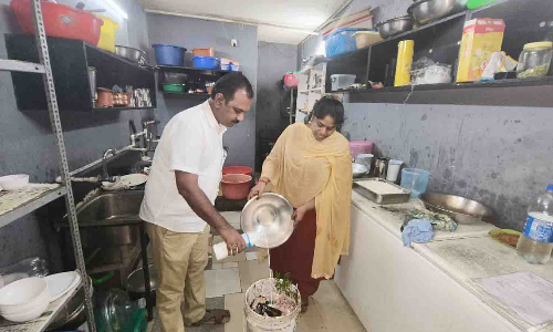 பிளாஸ்டிக் பைகளை பயன்படுத்திய கடைகளுக்கு அபராதம் - அதிகாரிகள் அதிரடி நடவடிக்கை