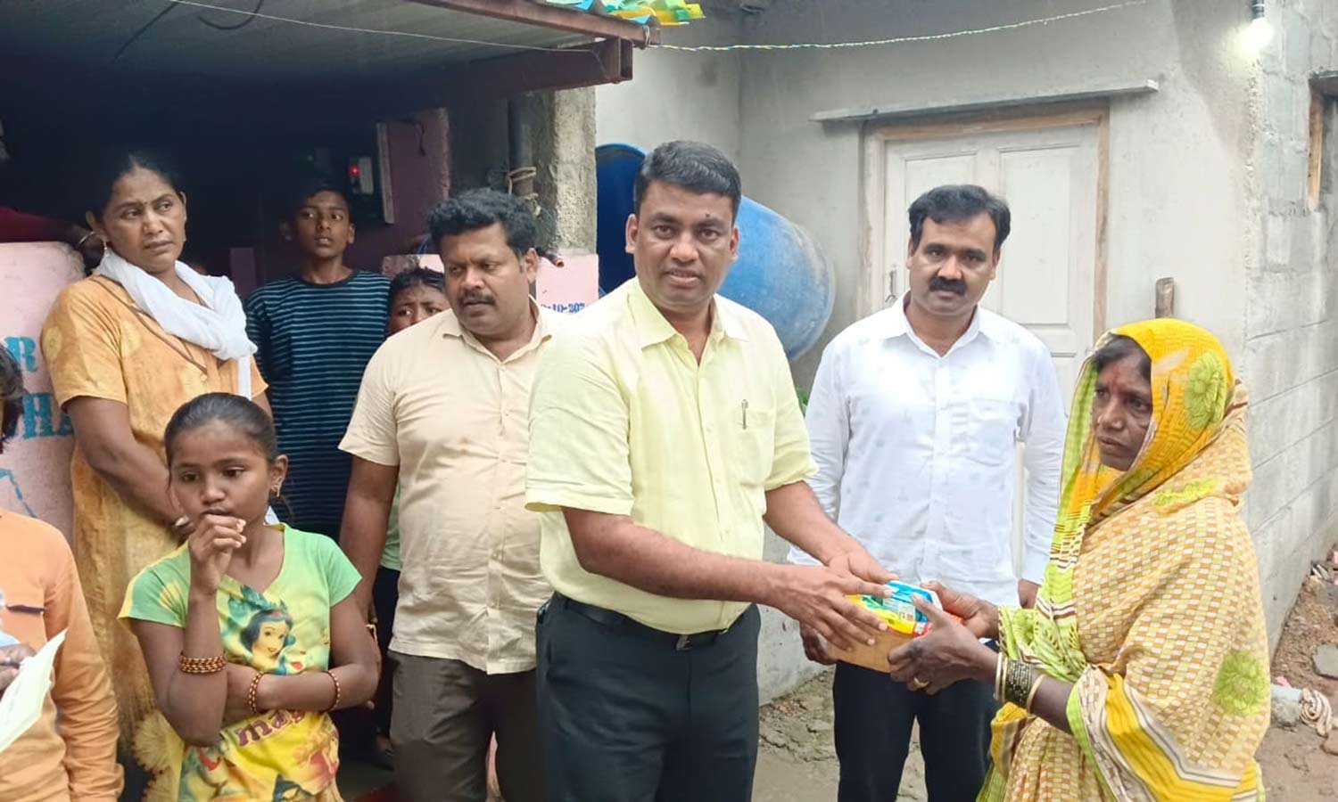 ஓசூரில் விடிய விடிய கனமழை: மழை வெள்ளத்தால் வீடுகளை இழந்த 15 குடும்பங்கள் சமத்துவபுரத்தில் தங்க வைப்பு ஓசூரில் விடிய விடிய கனமழை: மழை வெள்ளத்தால் வீடுகளை இழந்த 15 குடும்பங்கள் சமத்துவபுரத்தில் தங்க வைப்பு