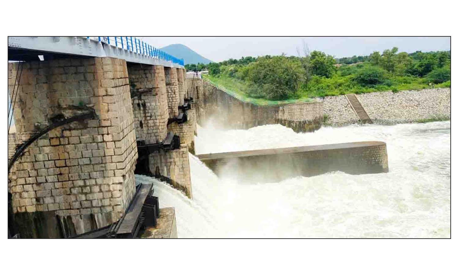 ஊத்தங்கரை பாம்பாறு அணையில் இருந்து 5 மதகுகள் வழியாக தண்ணீர் வெளியேற்றம் ஊத்தங்கரை பாம்பாறு அணையில் இருந்து 5 மதகுகள் வழியாக தண்ணீர் வெளியேற்றம்