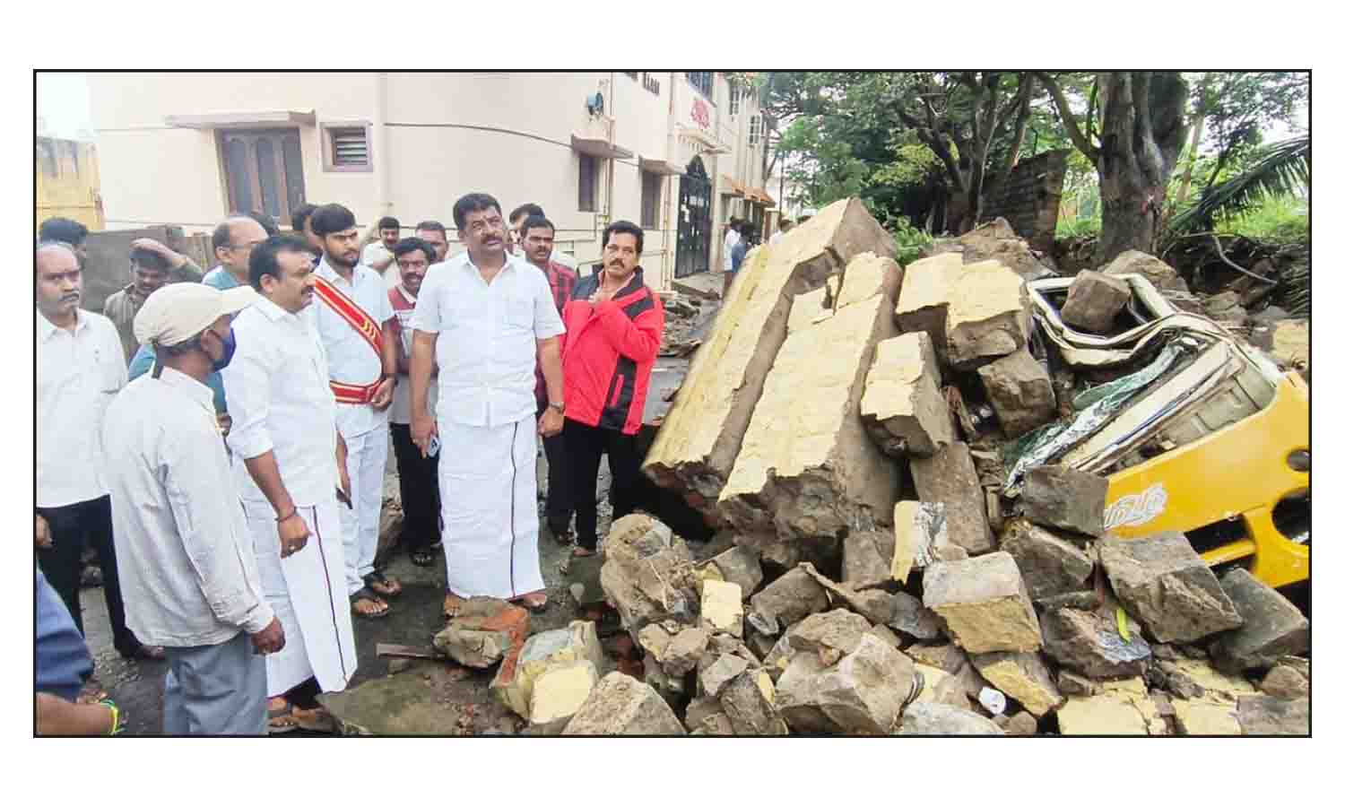 ஒசூரில் பணிமனை சுற்றுசுவர் இடிந்து விழுந்ததில் சரக்கு வேன் சேதம்- பிரகாஷ் எம்.எல்.ஏ-மேயர் சத்யா நேரில் ஆய்வு ஒசூரில் பணிமனை சுற்றுசுவர் இடிந்து விழுந்ததில் சரக்கு வேன் சேதம்- பிரகாஷ் எம்.எல்.ஏ-மேயர் சத்யா நேரில் ஆய்வு