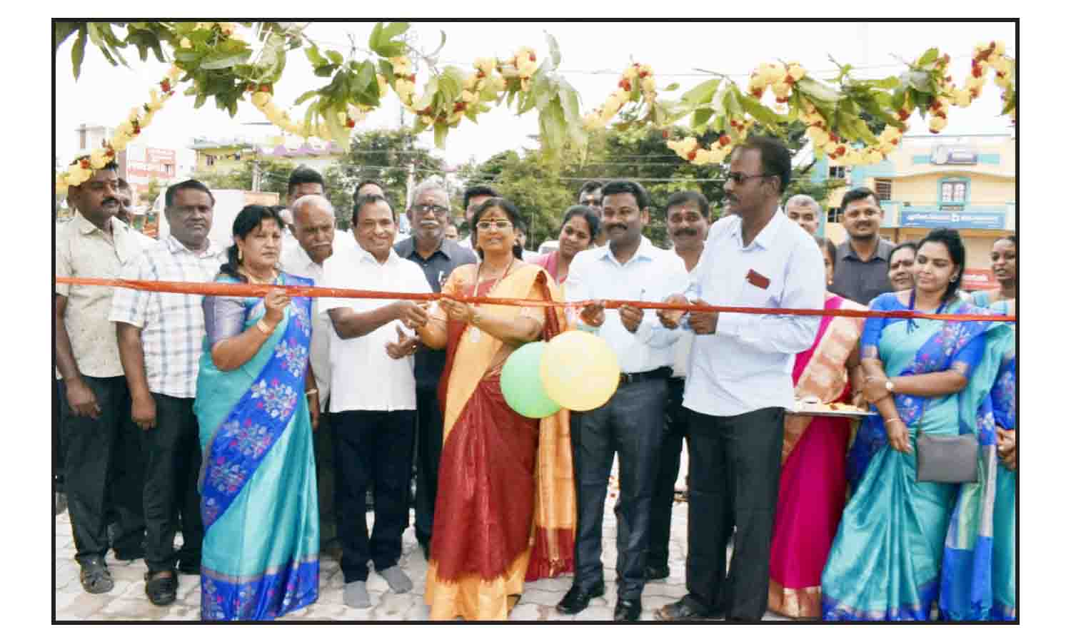 ஓசூர் அரசு பள்ளியில் ரூ.40 லட்சம் மதிப்பில் அமைக்கப்பட்ட நுழைவு வாயில் திறப்பு ஓசூர் அரசு பள்ளியில் ரூ.40 லட்சம் மதிப்பில் அமைக்கப்பட்ட நுழைவு வாயில் திறப்பு