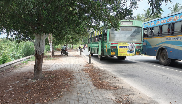 புட்டுவிக்கி சாலையில் ஒன்றுக்கொன்று முந்தி செல்லும் வாகனங்கள் புட்டுவிக்கி சாலையில் ஒன்றுக்கொன்று முந்தி செல்லும் வாகனங்கள்