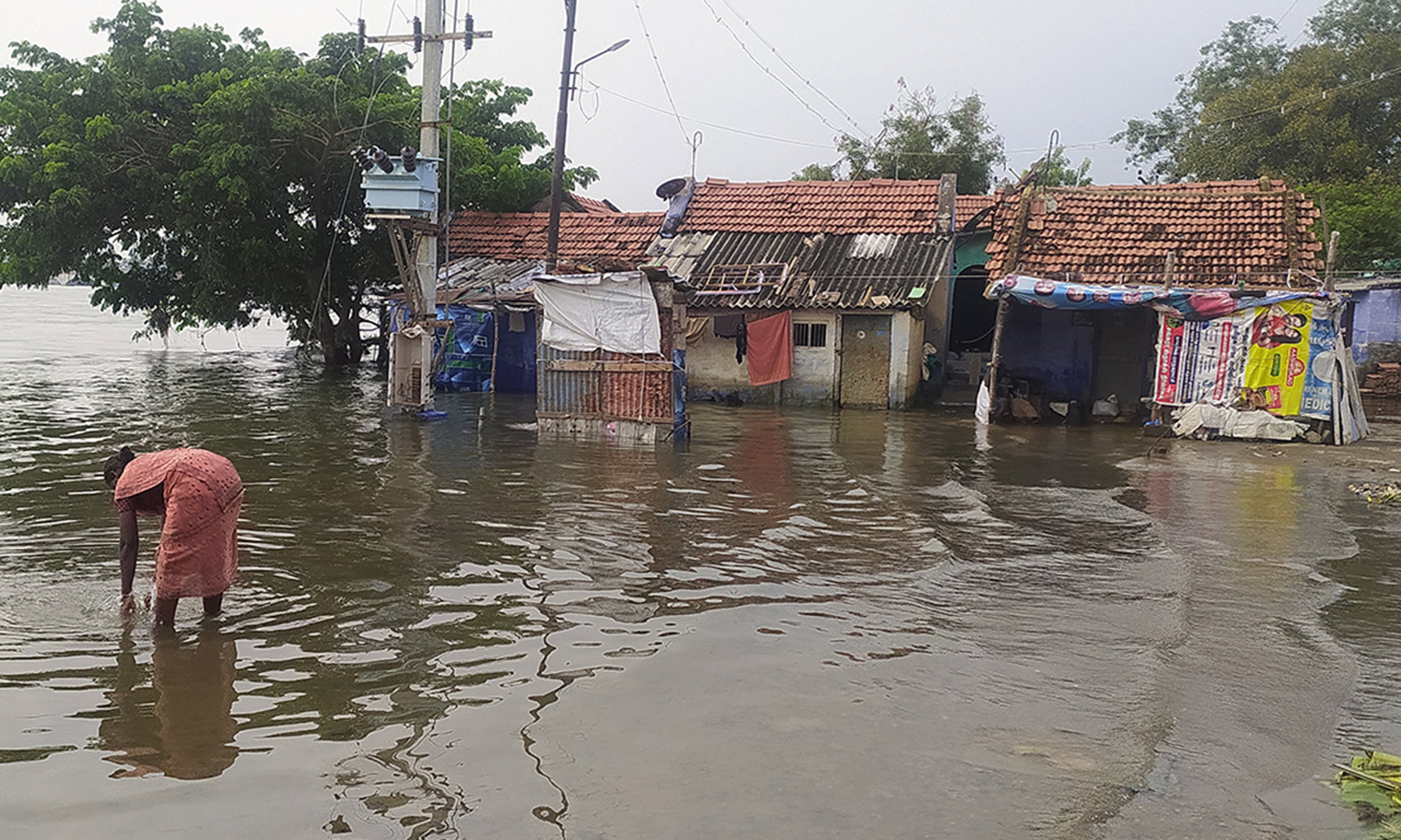 பவானியில் 3 நாட்களாக குடியிருப்புகளை சூழ்ந்துள்ள வெள்ளம்