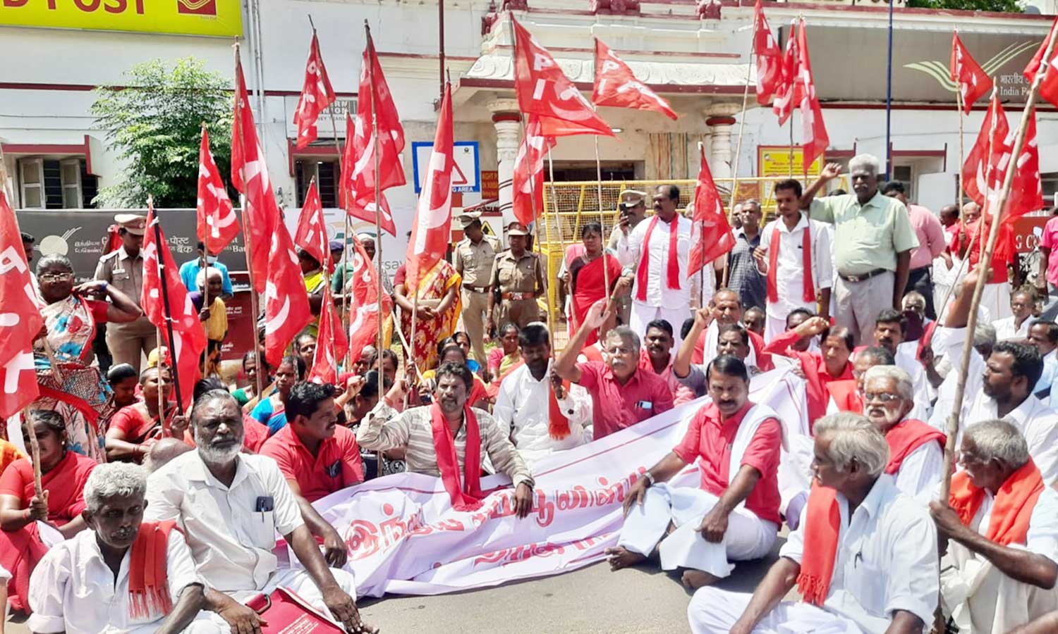 தஞ்சையில், இந்திய கம்யூனிஸ்ட் மறியல் போராட்டம்- 176 பேர் கைது தஞ்சையில், இந்திய கம்யூனிஸ்ட் மறியல் போராட்டம்- 176 பேர் கைது