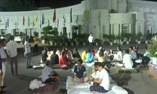 டெல்லி துணை நிலை ஆளுநர் ராஜினாமா செய்யக் கோரி ஆம் ஆத்மி எம்எல்ஏக்கள் விடிய விடிய போராட்டம்