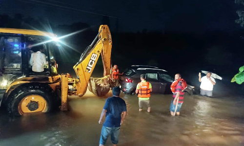 கூகுள் மேப் பார்த்து கார் ஓட்டி வெள்ளத்தில் சிக்கிய குடும்பத்தினர்