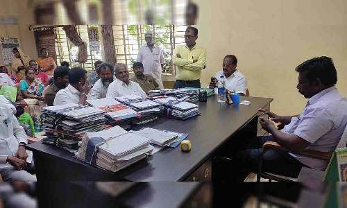 பல்லடம் தாலுகா அலுவலகத்தில் தடையில்லா சான்று வழங்குவது குறித்து பொதுமக்களுடன் அதிகாரிகள் பேச்சுவார்த்தை