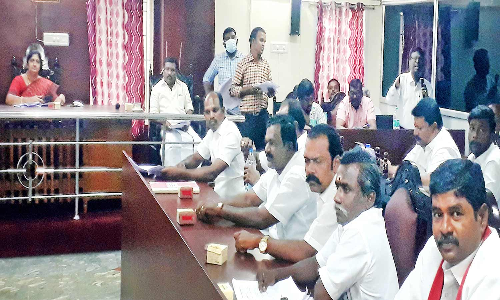 சுகாதார பணிகளை தொய்வின்றி மேற்கொள்ள வேண்டும்  நகராட்சி கூட்டத்தில் எம்.எல்.ஏ. ஆலோசனை