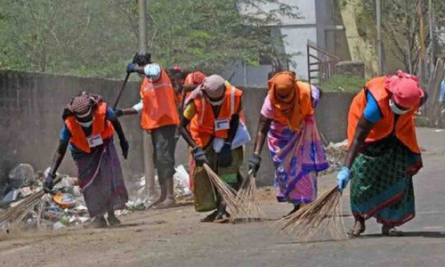 உடுமலையில் தூய்மை பணியாளர்களுக்கு பரிசு