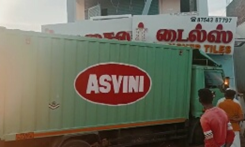 டைல்ஸ் கடைக்குள் லாரி புகுந்து விபத்து