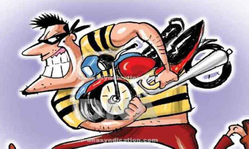 காரைக்காலில்  மோட்டார் சைக்கிள் திருடிய 2 வாலிபர்களை பொதுமக்கள் விரட்டி பிடித்தனர்