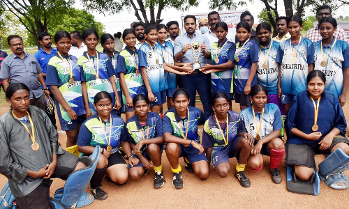 மாவட்ட அளவிலான ஆக்கி போட்டி