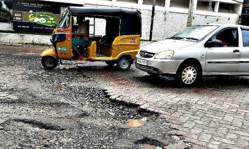 உயிர்பலி வாங்க காத்திருக்கும் மதுரை மேலவாசல் சாலை
