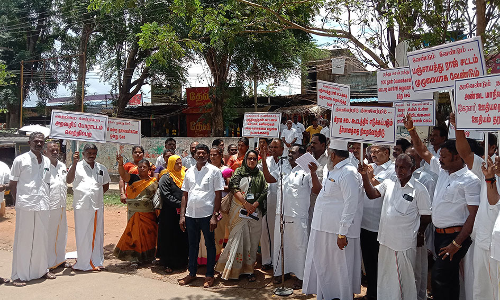 தென்காசியில் பஞ்சாயத்து கூட்டமைப்பினர் ஆர்ப்பாட்டம்