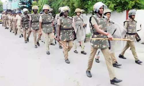 பெரம்பலூரில் போலீஸ் கொடி அணிவகுப்பு