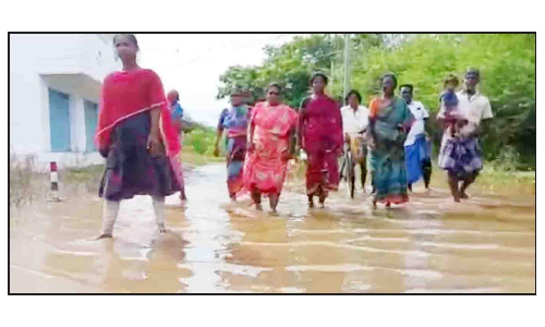 ஊத்தங்கரை அருகே உள்ள காரப்பட்டு ஏரி நிரம்பியது:  உபரிநீர் குடியிருப்புகளில் புகுந்ததால் மக்கள் அவதி