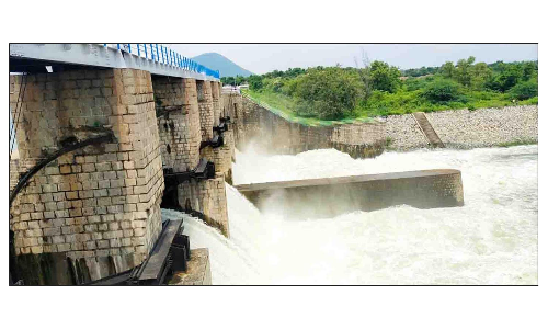 ஊத்தங்கரை பாம்பாறு அணையில் இருந்து 5 மதகுகள் வழியாக தண்ணீர் வெளியேற்றம்