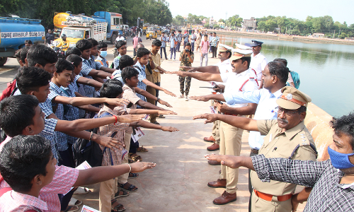 பஸ் படிக்கட்டில் பயணம் செய்த மாணவர்களை இறக்கி விட்ட போலீசார்