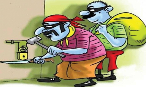 பூட்டிய வீட்டில் நகை, பணம் திருட்டு