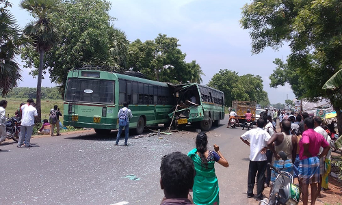 அரசு பஸ்கள் நேருக்கு நேர் மோதி விபத்து