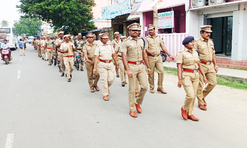 வாலாஜாவில் போலீசார் கொடி அணிவகுப்பு ஊர்வலம்