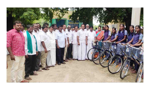 மத்தூர் அருகே    அரசு மேல்நிலைப் பள்ளியில் இலவச மிதிவண்டி வழங்கும் விழா