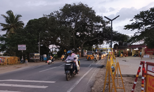 விபத்துகளை தடுக்க   4 வேகத்தடைகள் அமைப்பு