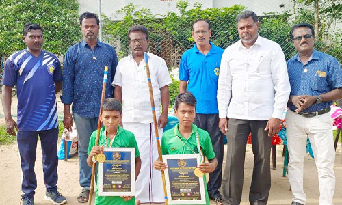 சிலம்பம் சுற்றி சாதனை படைத்த மாணவர்களுக்கு பாராட்டு