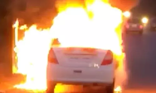 சேலம் பட்டர் பிளை மேம்பாலத்தில் தீப்பிடித்து எரிந்த கார்