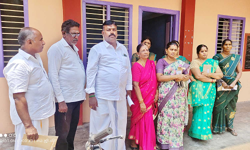 சீர்காழி நகர்மன்ற கூட்டம்; கவுன்சிலர்கள் இடையே வாக்குவாதம்- வெளிநடப்பு