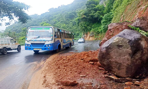 கல்லட்டி மலைப்பாதையில் 10 இடங்களில் மண் சரிவு